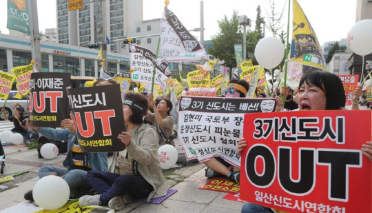 3기 신도시 사업이 본궤도에 오르면서 2기 신도시를 강타했던 '3기 신도시 공포'가 다시 확산될 조짐을 보이고 있다. 사진은 지난 6월 경기도 고양시에서 열린 3기 신도시 철회 5차 집회에서 참가자들이 창릉지구 도면 사전 유출을 규탄하는 구호를 외치고 있는 모습.  연합뉴스